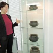 Arheologinja Marija Mihaljević pokraj nekadašnjih urni