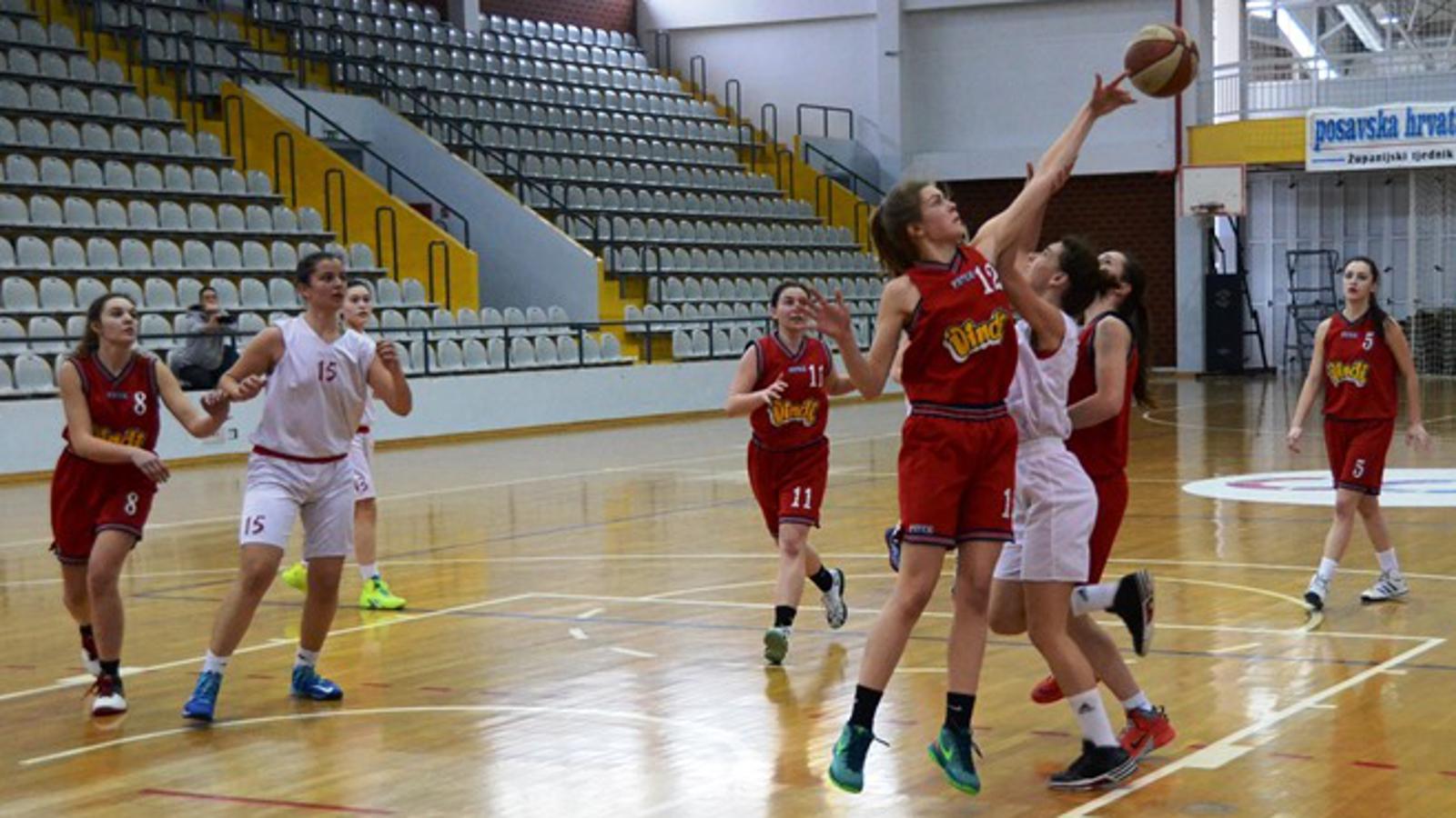 Mlade se Brođanke (bijele) nisu uspjele ozbiljnije suprostaviti Varaždinkama