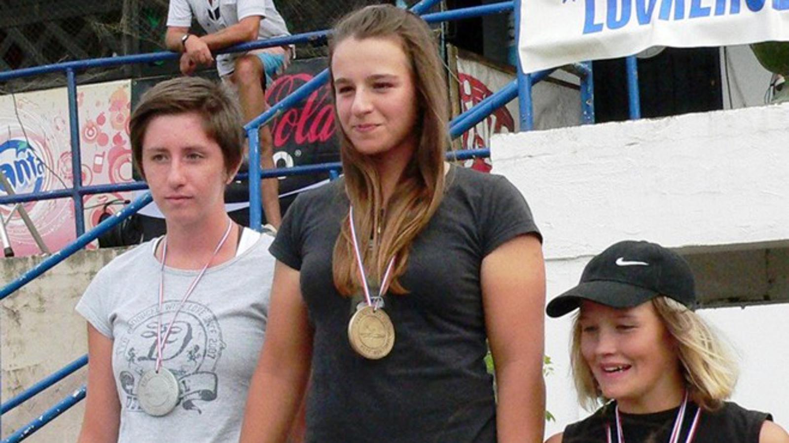Brigita Bakić (tamna majica, u sredini)