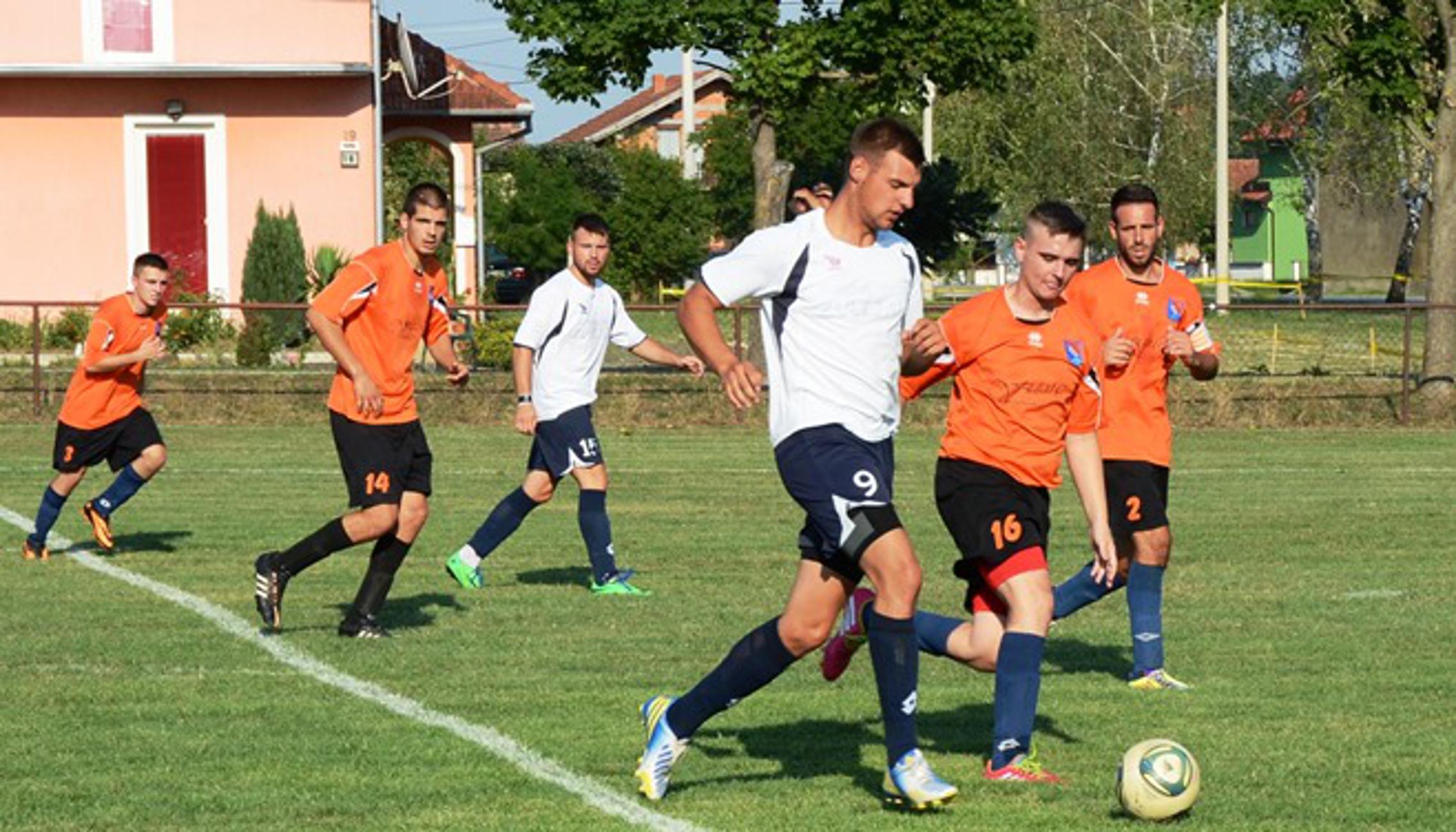 Nogometaši Svačića (narandžasti) su u prvenstvo startali porazom u Velikoj Kopanici