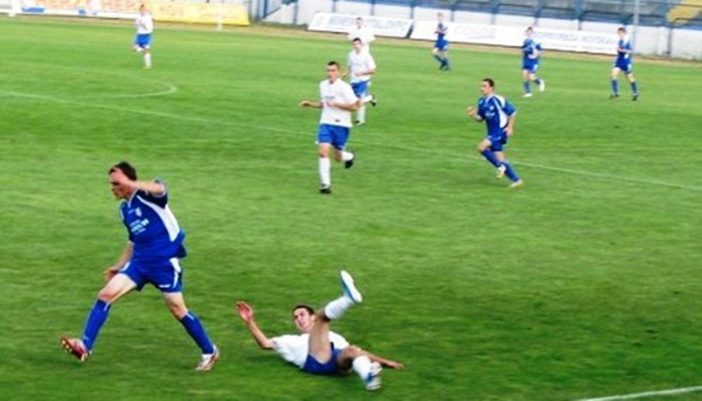 Nogometaši Papuka iz Velike (plavi) u kvalifikacijskoj utakmici s Tomislav PAN-om iz D.Andrijevaca
