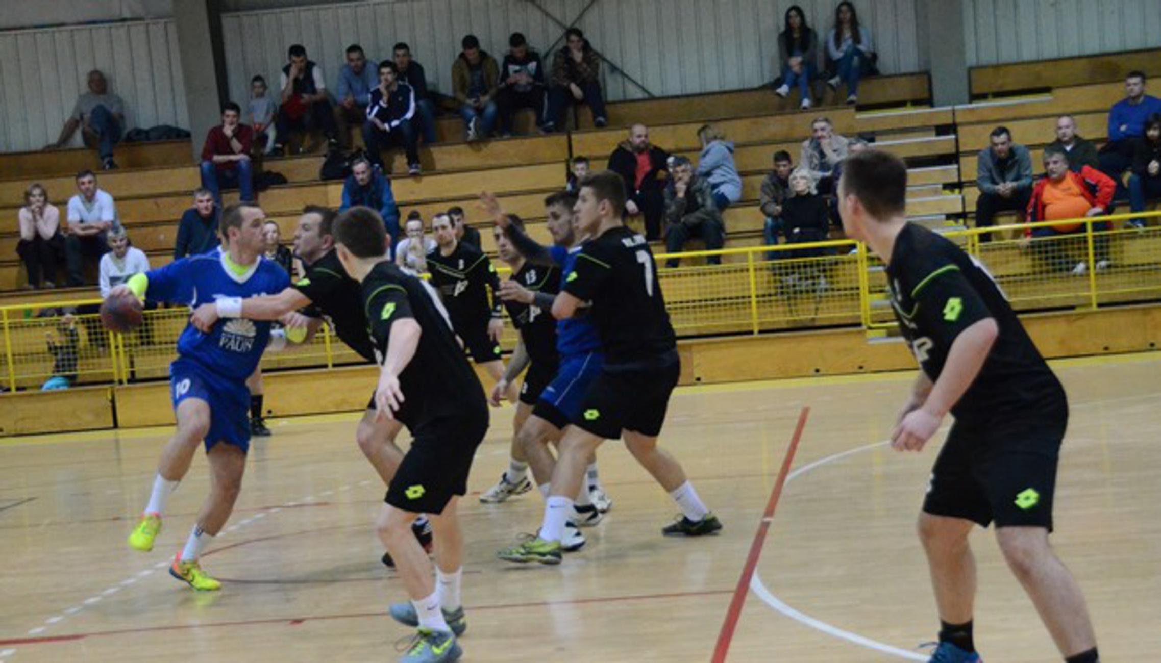 Iz utakmice Brođana (crni) i Slatinjana