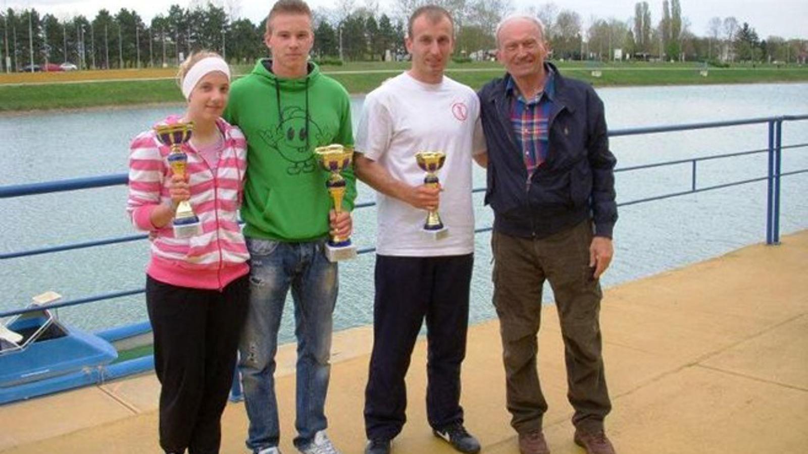 S lijeva: Brigita Bakić, Mario Ivić, Marko Lipovac s osvojenim peharima