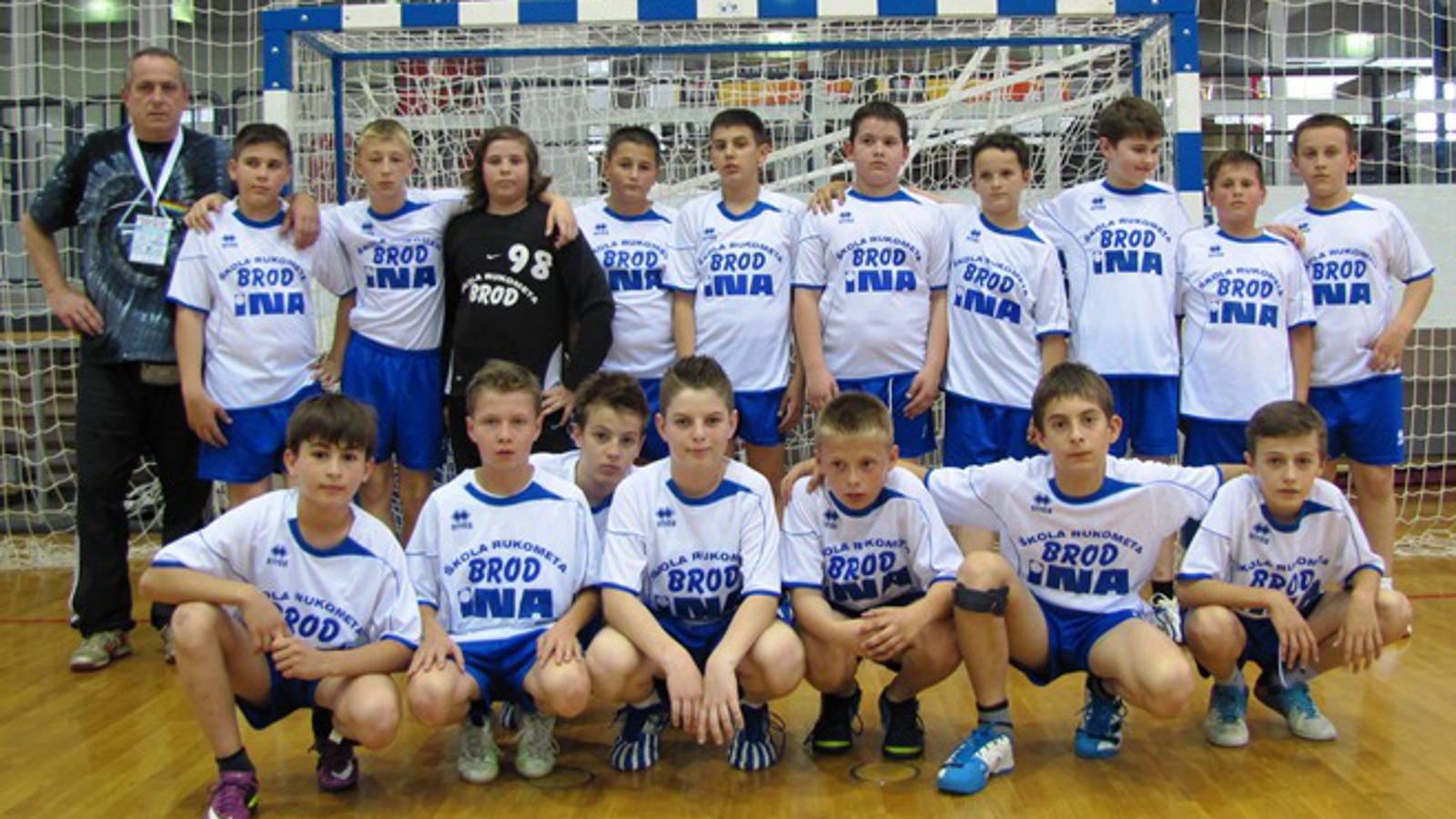 Mladi rukometaši Broda s trenerom Senadom Baranjom