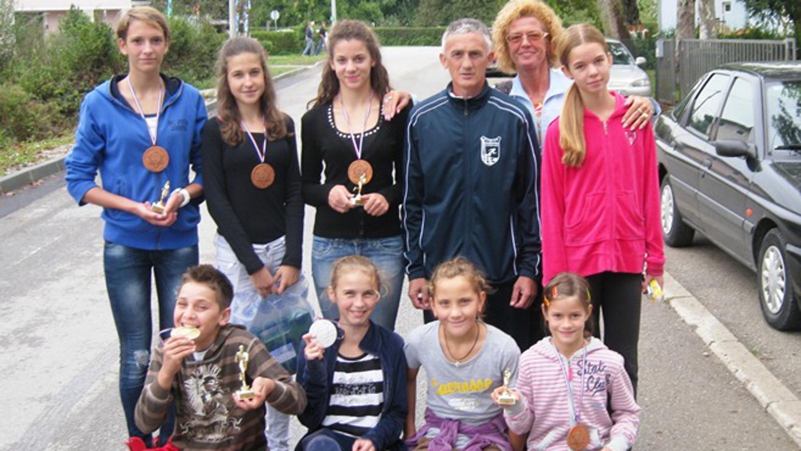 Atletičari i atletičarke Marsonije s trenerom Šeremetom
