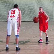 Mladi Dražen Lončarić (crvena majica) u utakmici s Geodetima ubacio je 18 koševa