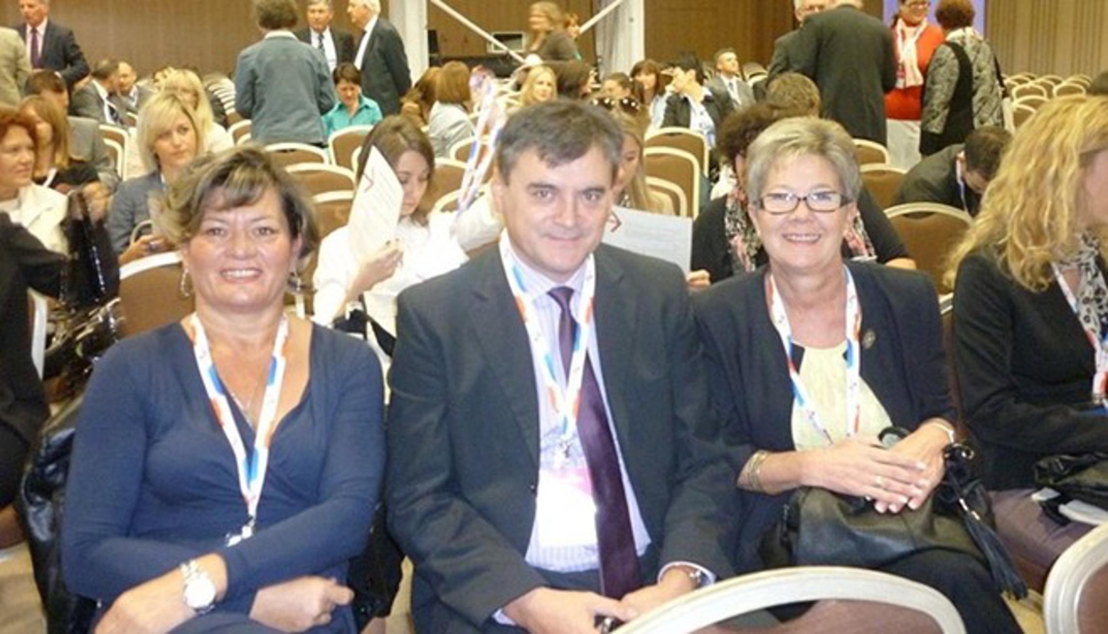 Troje od njih trinaest