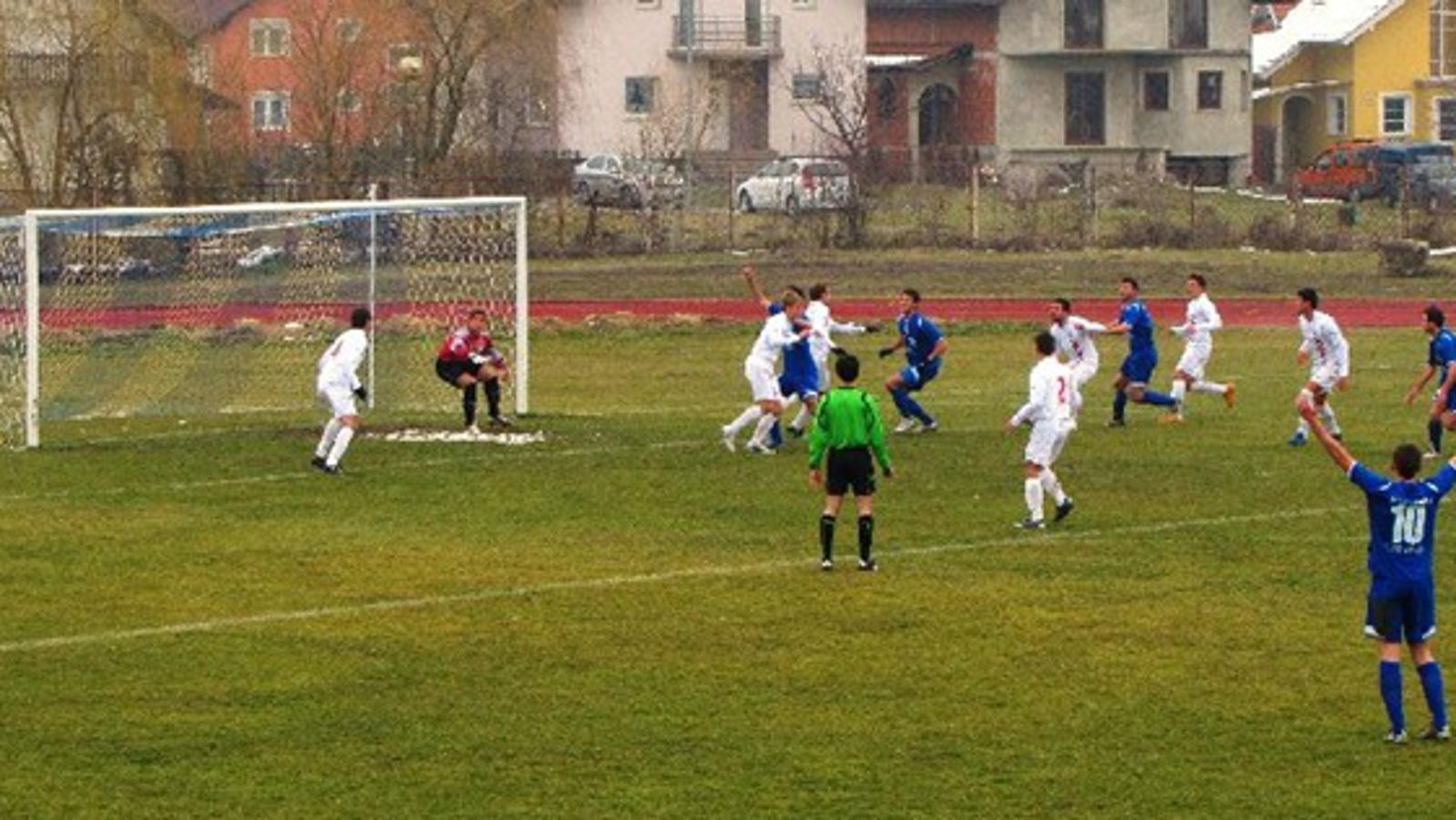 Trenutak prije nego što će Tokić (podignuta desna ruka) postići svoj prvi zgoditak