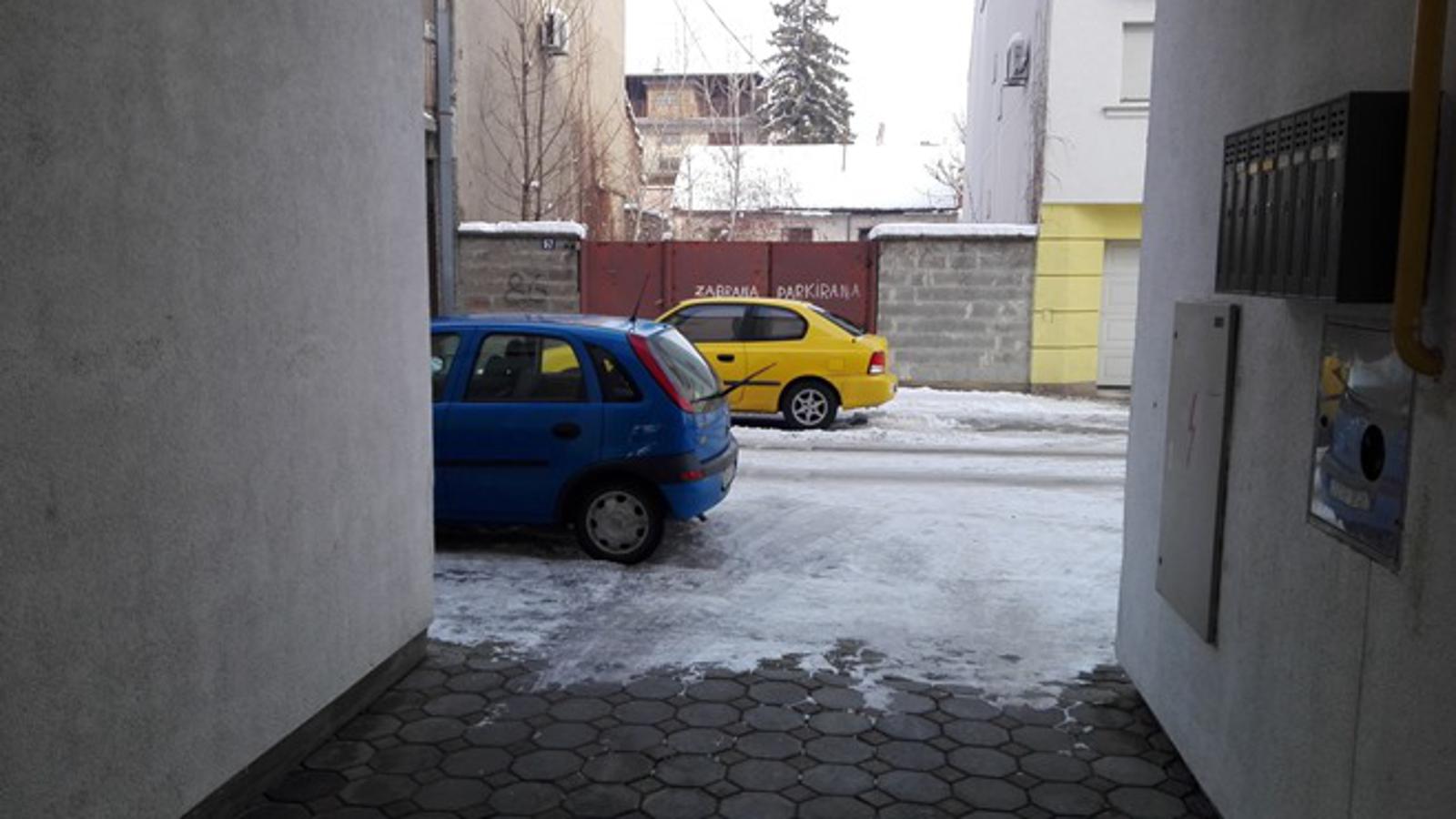 Parkiranje pred kolnim ulazima u Slavonskom Brodu
