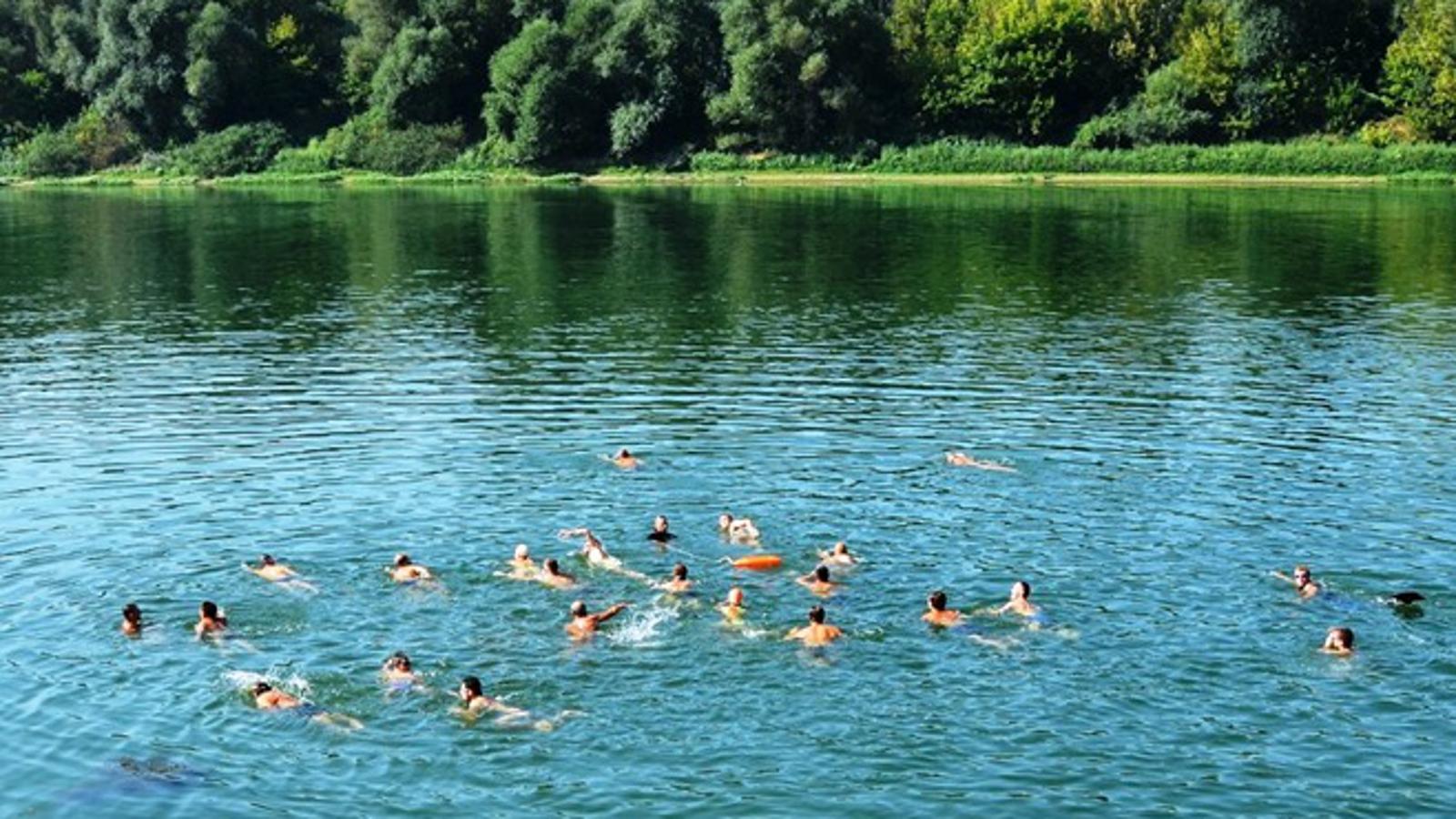 Sudionici 2. Olimpijskog triatlona grada Broda na startu u rijeci Savi