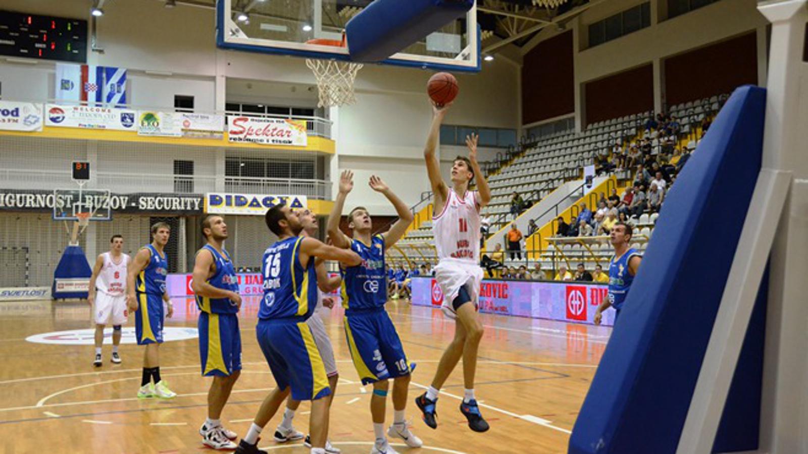 Marko Baković (bijeli br.11) je Osječkom sokolu ubacio 12 koševa