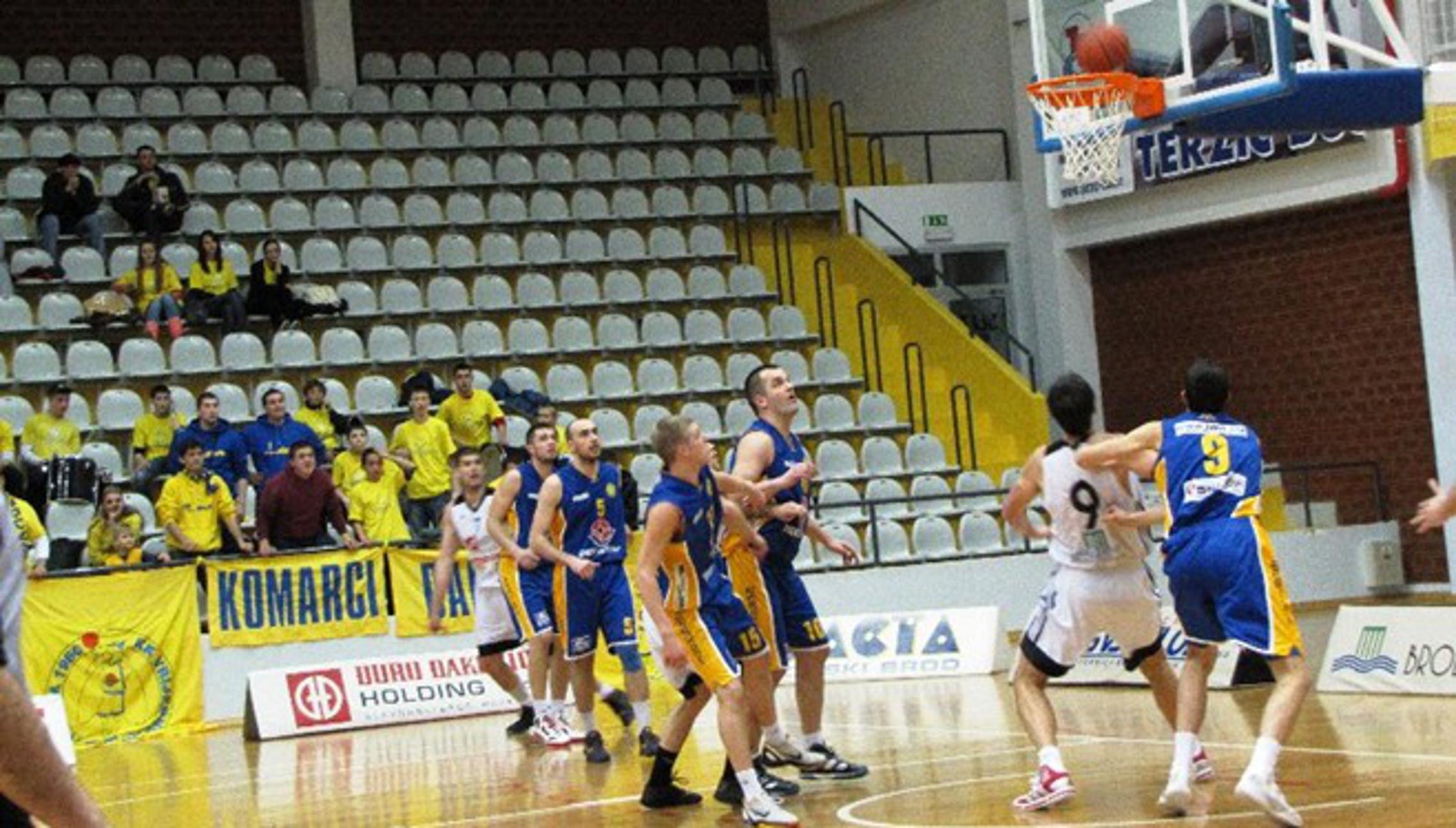 Košarkaši Darde (plavi) dobro su namučili Brođane