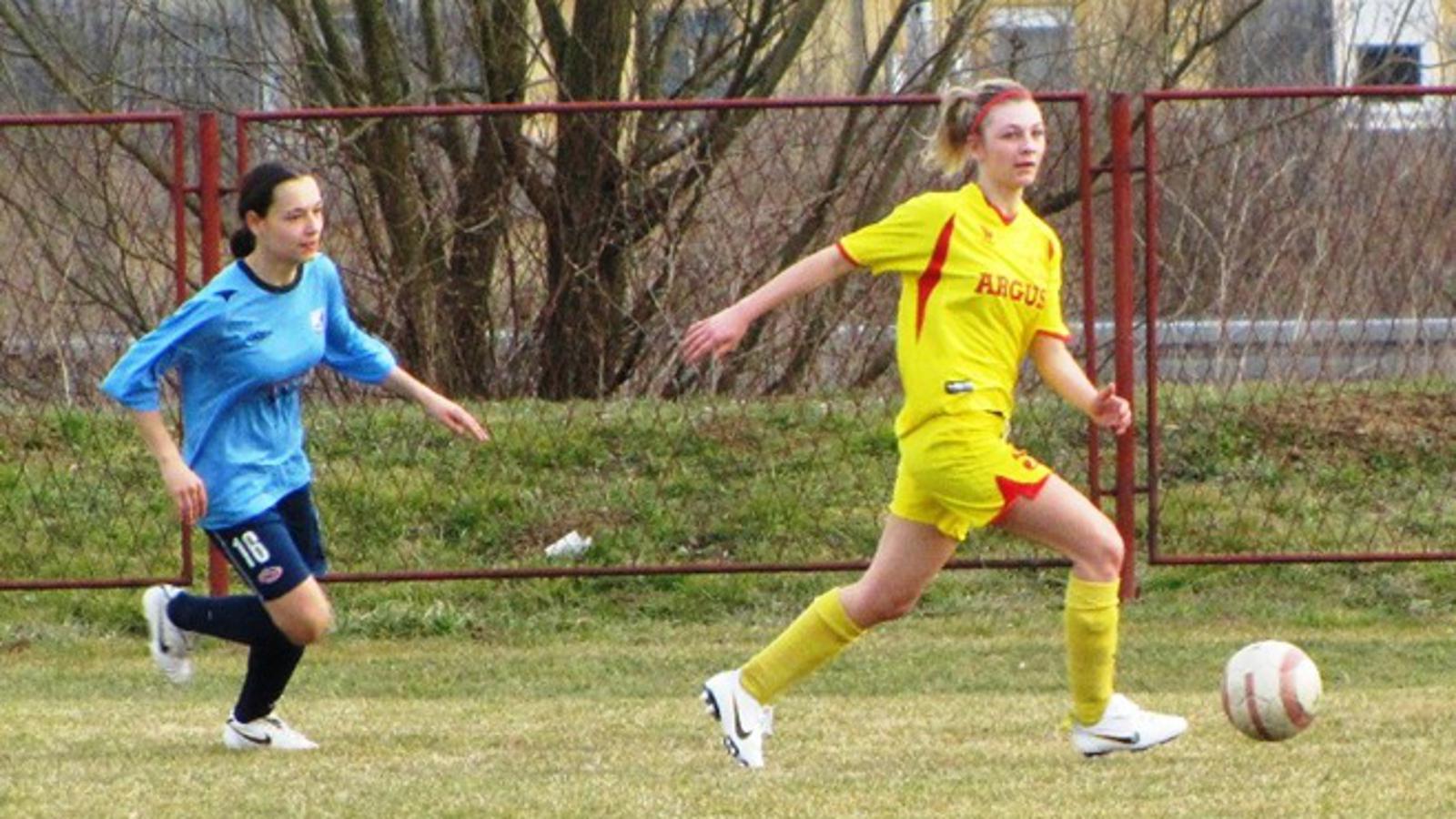 Nikolina Zečević (žuta majica) zajedno sa svojim suigračicama slavila protiv Agrama