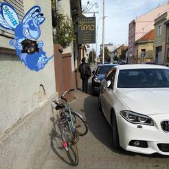 Automobili parkirani na pješačku stazu, iako objekt ima parking prostor