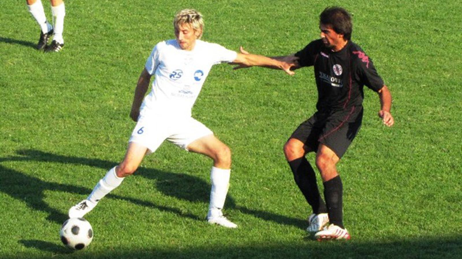 Alen Jelčić (bijeli) dobivao je većinu duela s igračima Imotskog