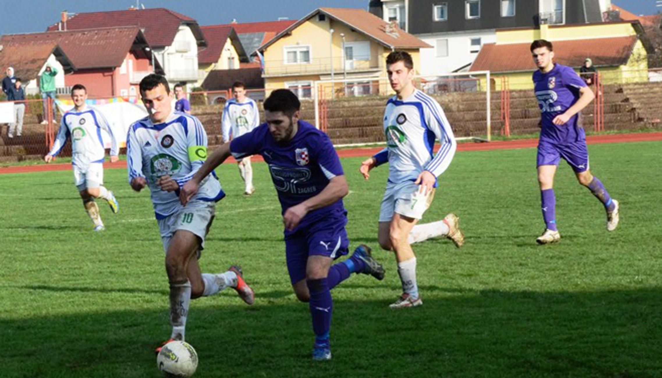 Nogometaši Livade Željezničara (ljubičasti) poraženi su od Đakovčana (bijeli)