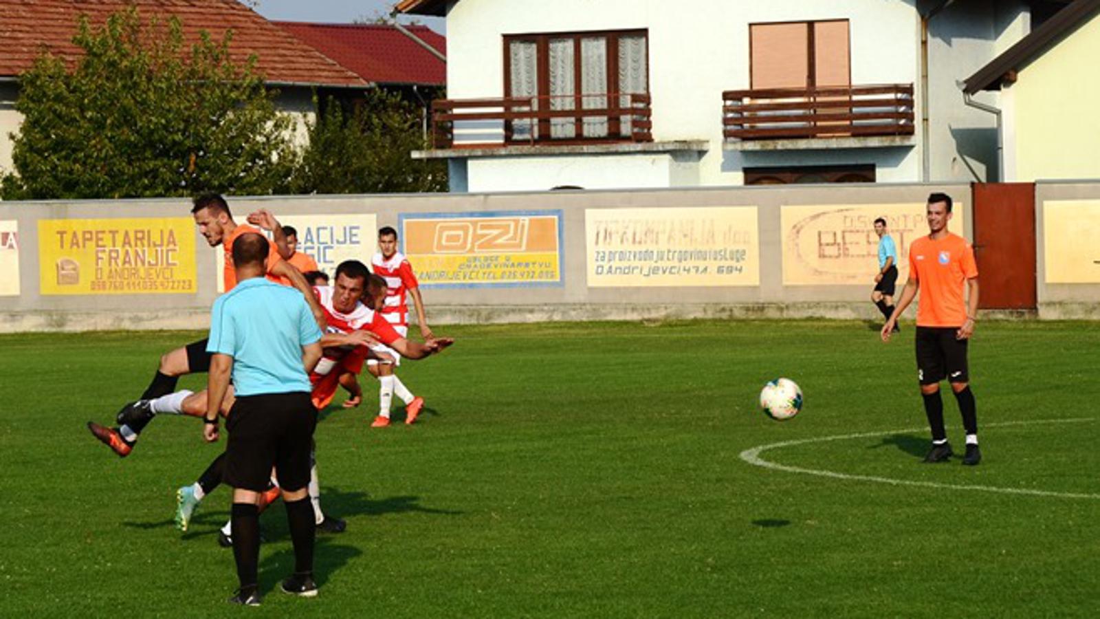 Svačić (narandžasti) drži vrh s pet bodova prednosti ispred konkurenata.