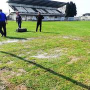 Dok igrači rade individualno, navijači Marsonije popravljaju travnjak stadiona uz Savu.