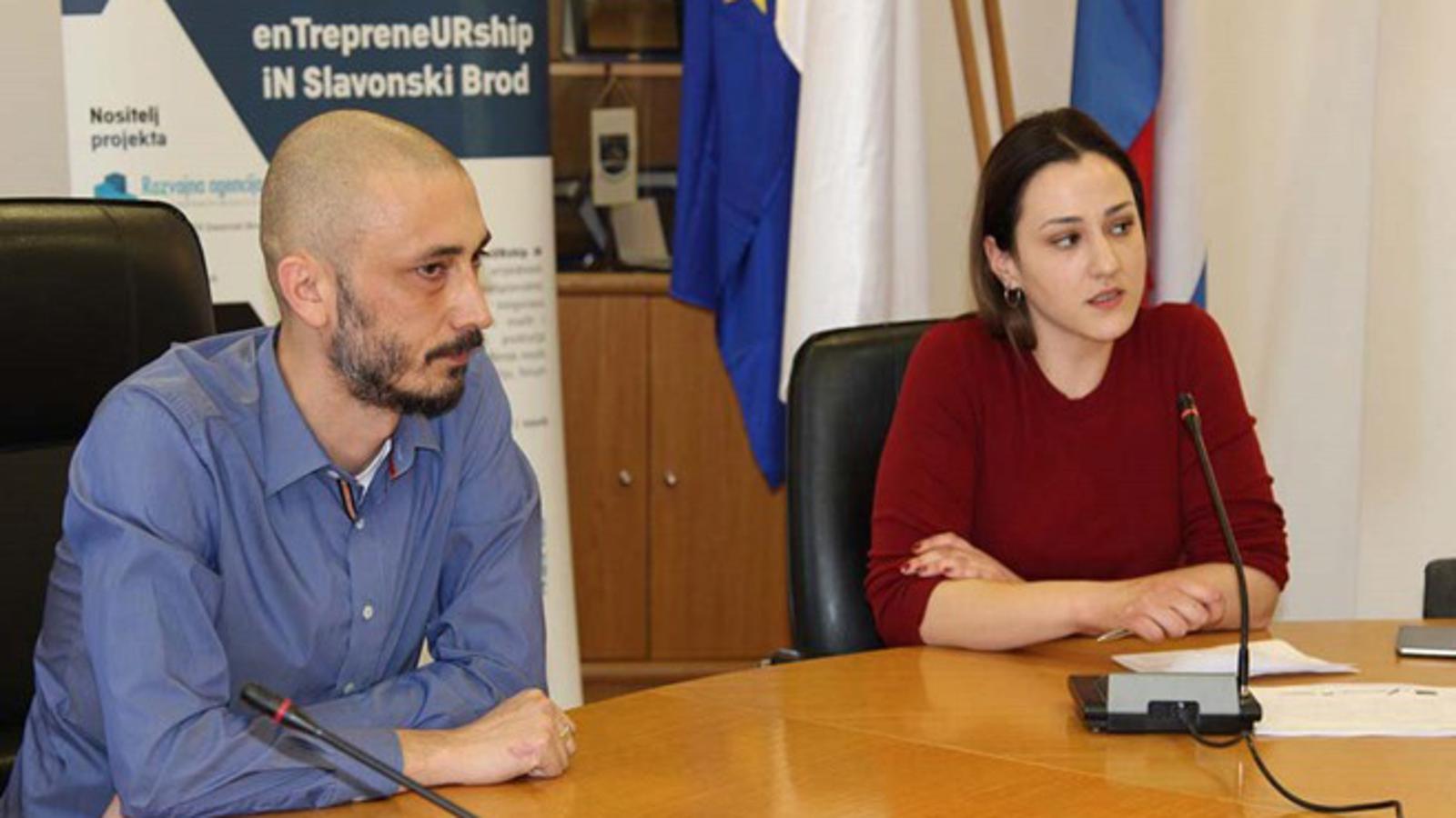 Dejan Vuksanović i Anita Krnić iz Razvojne agencije Grada Slavonskog Broda