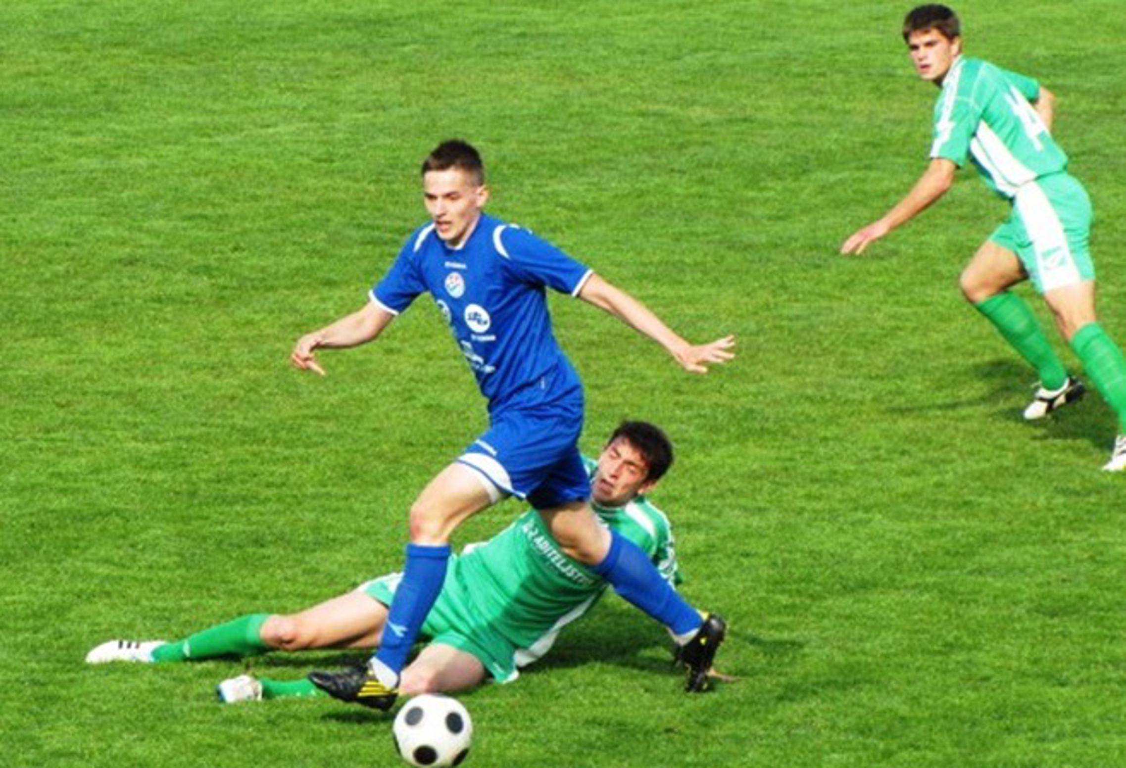 Matej Mitrović u okruženju igrača Vinogradara (zeleni)