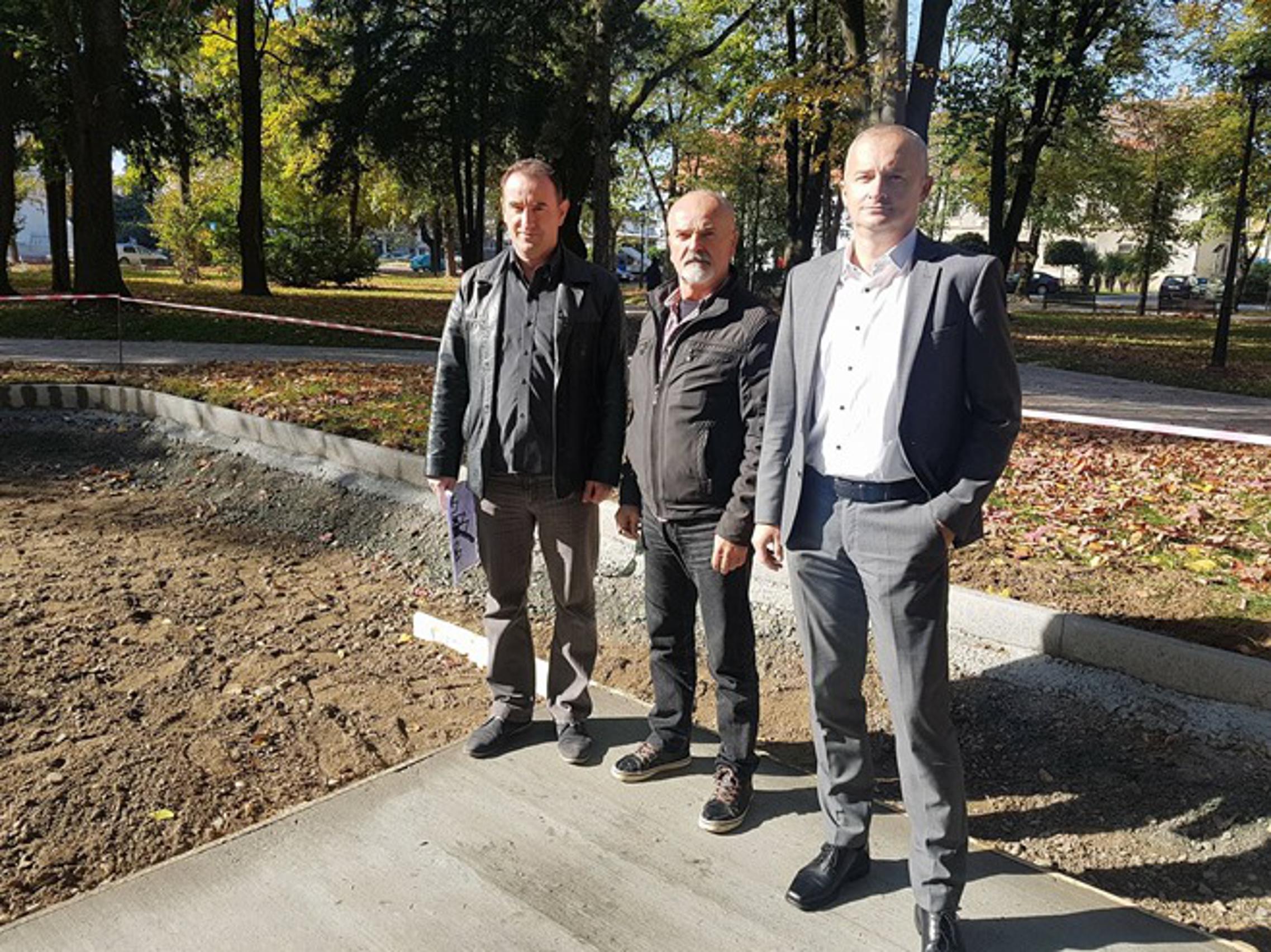 Gradonačelnik Nove Gradiške Vinko Grgić obišao mjesto budućeg igrališta za djecu