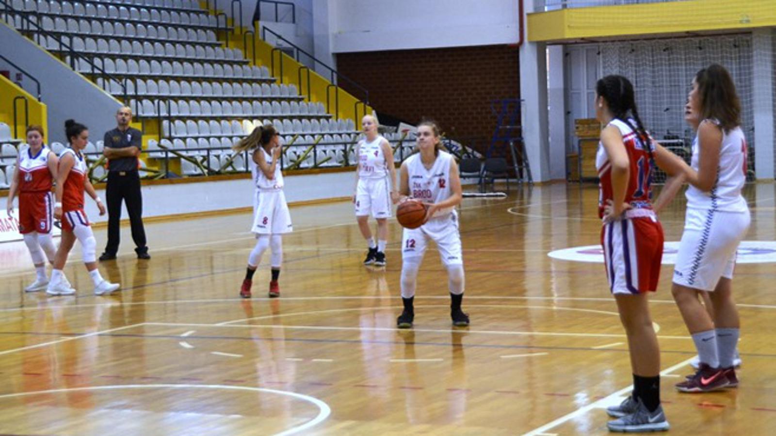 Košarkašice Broda na Savi (bijele) u subotu dočekuju Podravac iz Virja