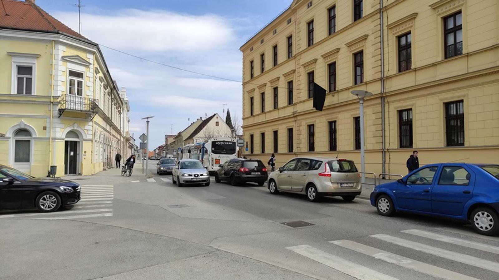 Promet ispred OŠ Antuna Knižlića u Požegi tijekom školskih dana