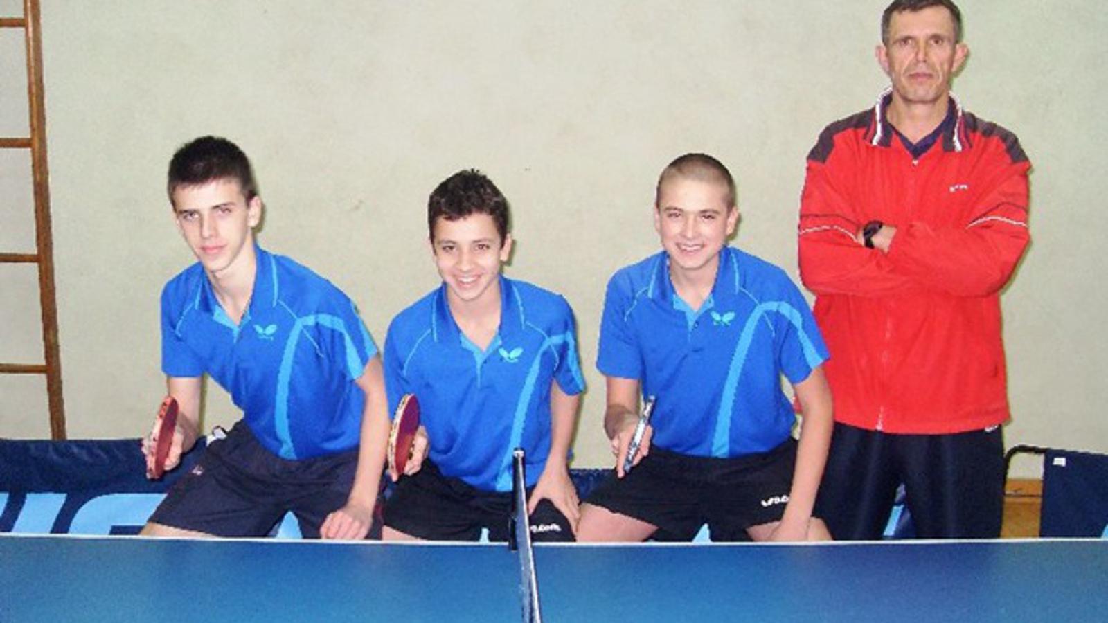 Ekipa OŠB2, s lijeva: Mateo Bednjanec, Filip Jurković, Luka Garić i trener Zdravko Zvaćko