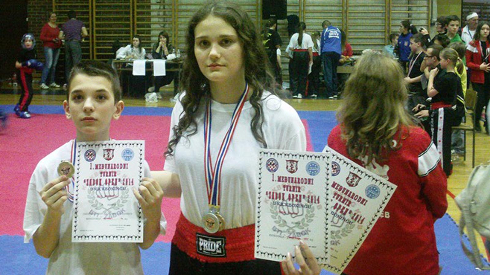 Josip i Anita s osvojenim medaljama u Zaboku