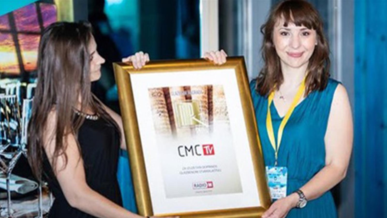 Nikolina Mazalin prima nagradu u ime CMC TV-a