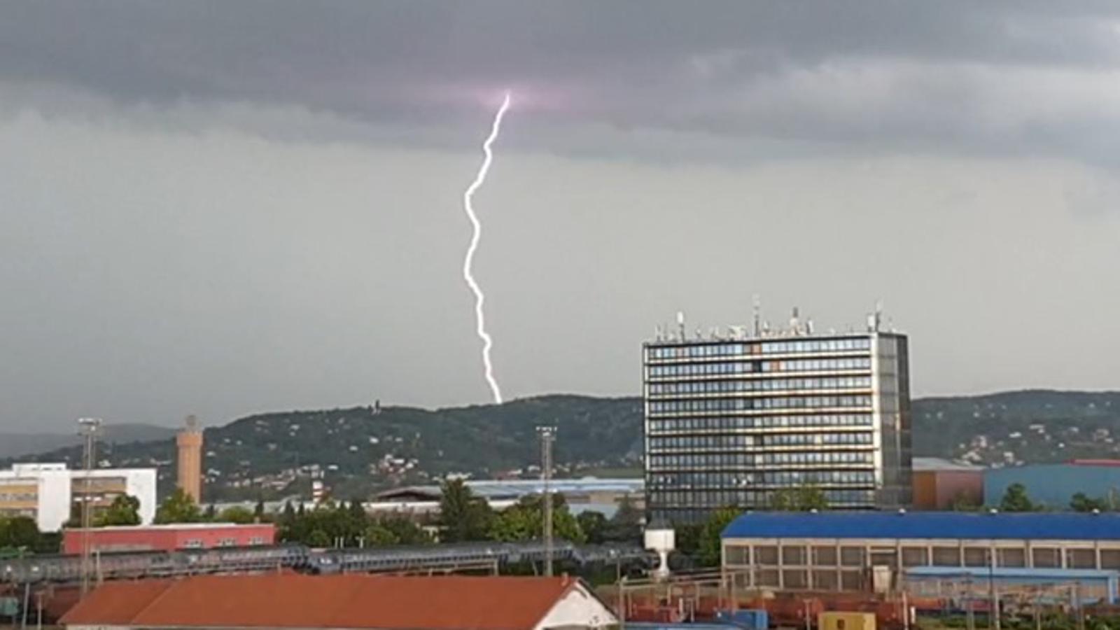 Munja iznad Slavonskog Broda