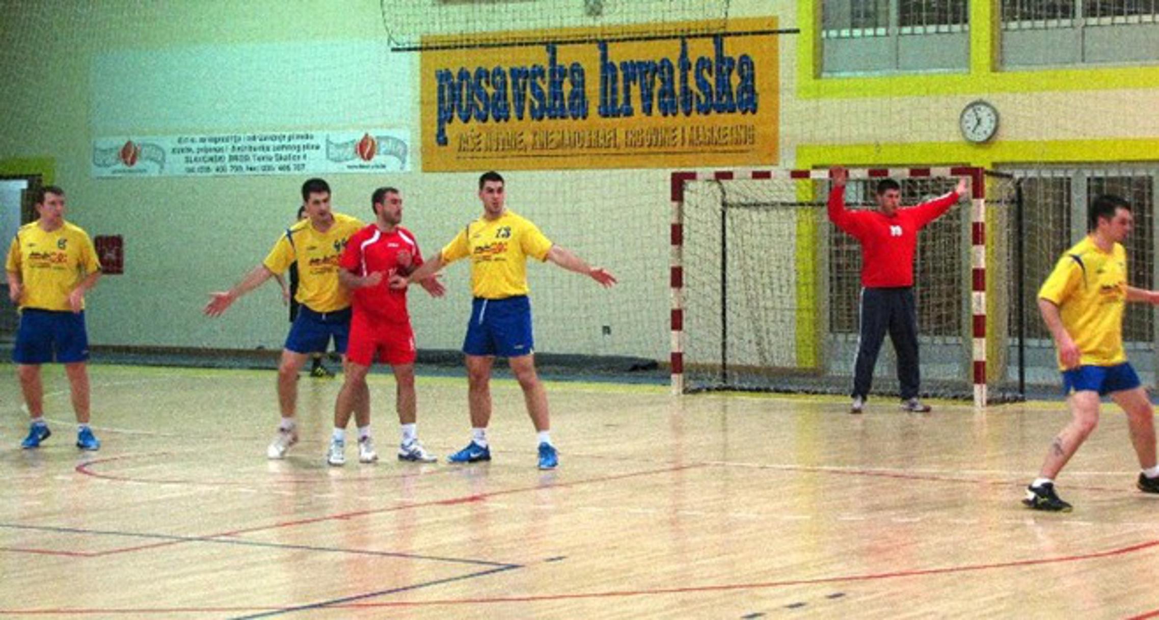 Rukometaši Broda (žuti) pobjedom nad Osijekom ostaju u utrci za jedno od prva dva mjesta