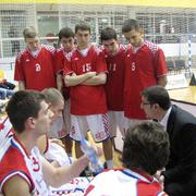 Zoran Kalpić sjedi a Dražen Štojs stoji desno od njega