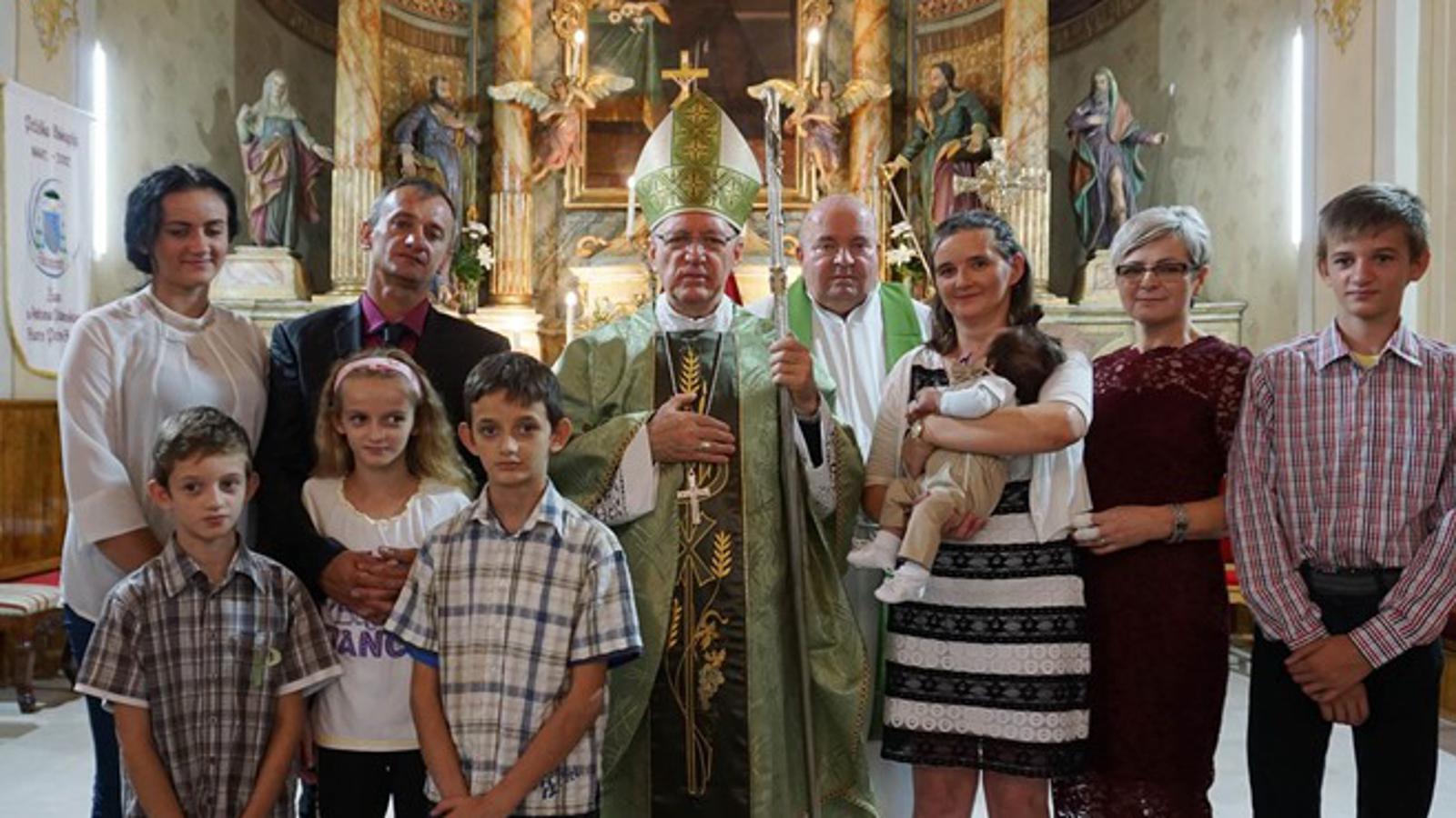 Biskup Škvorčević s obitelji Marinović