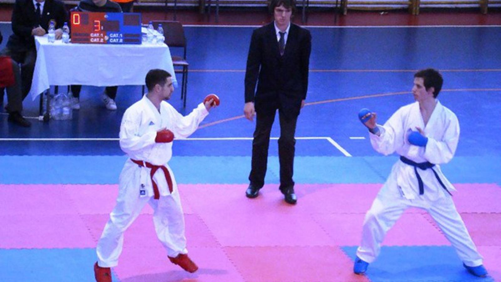 Tomislav Stepić (lijevo-crveni pojas)