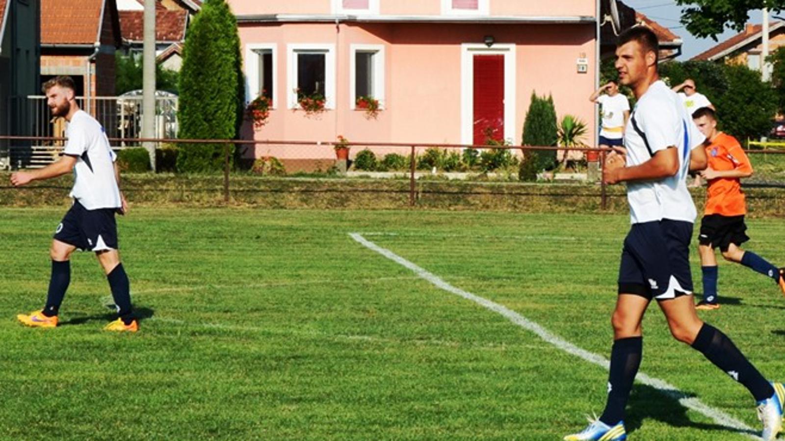 Batrina (bijeli) je u derbiju pobijedila Slavonca i povećala razmak na 5 bodova