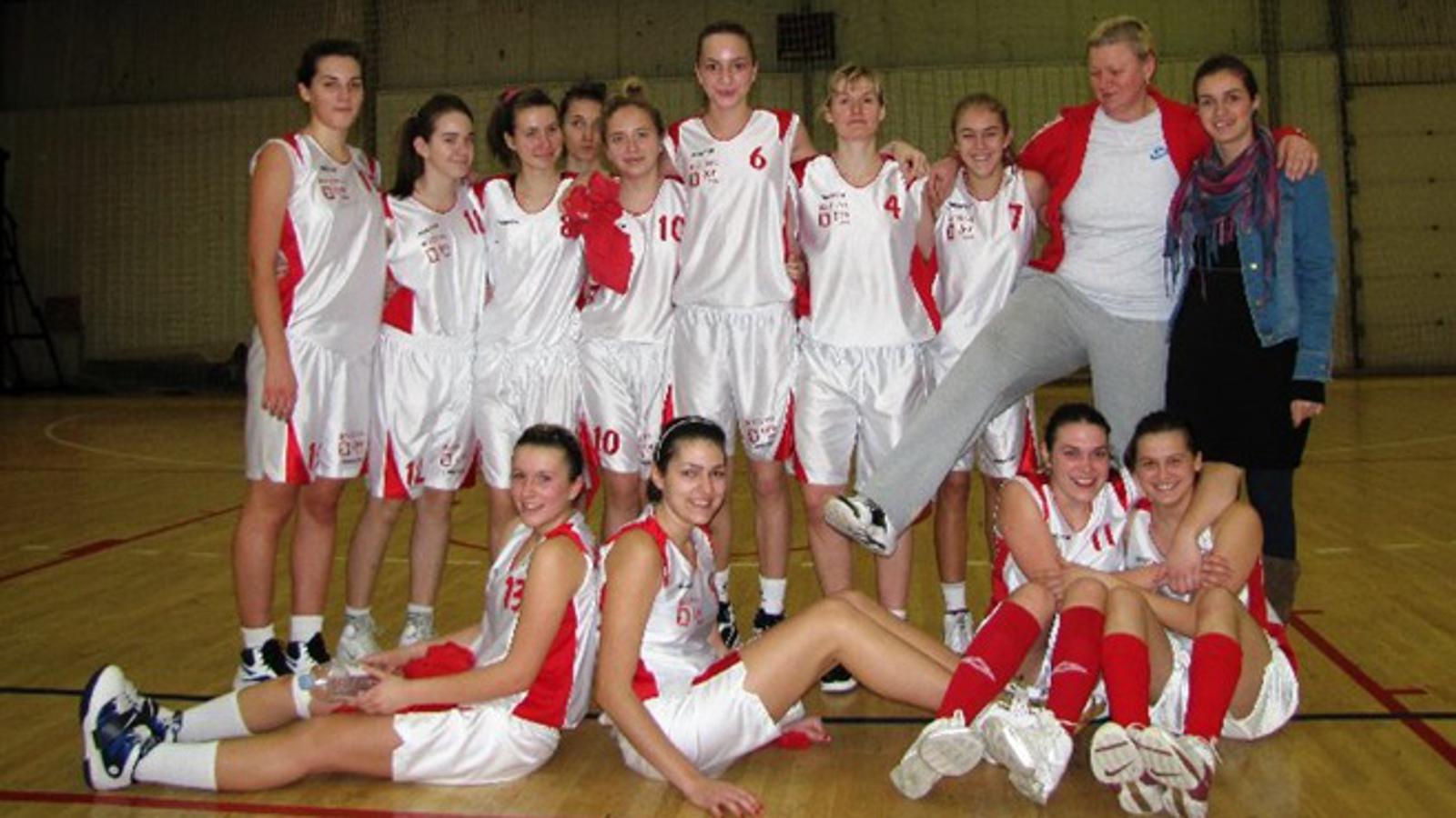 Košarkašice Broda s trenericom Kornelijom Kvesić