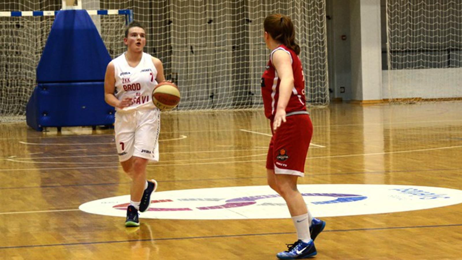Mihaela Lazić (bijela majica)