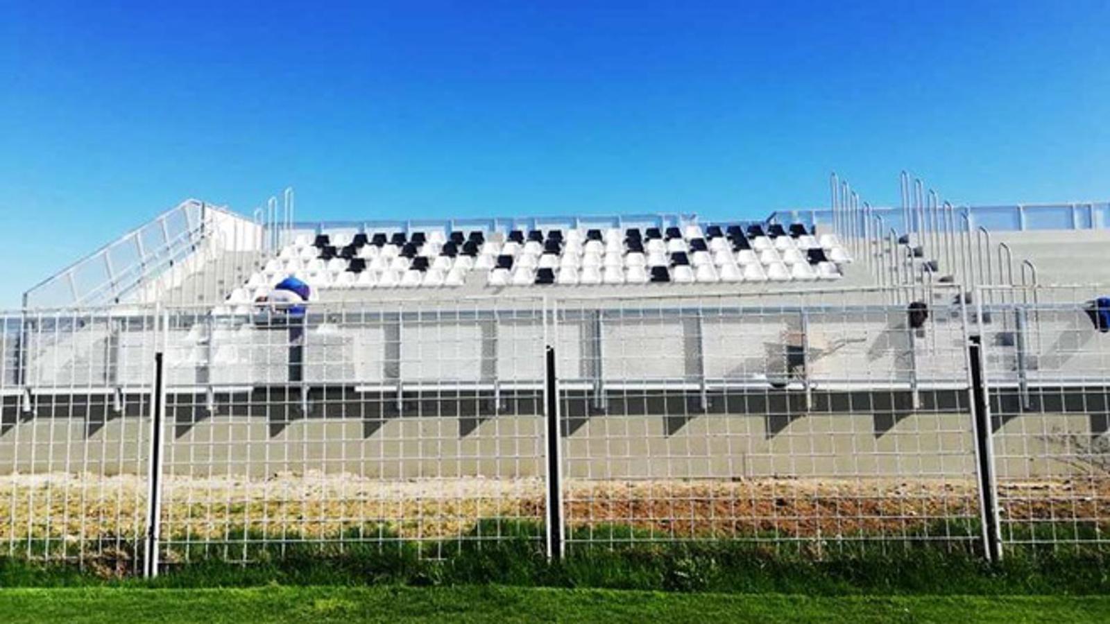 Dok lopta miruje na stadionu uz Savu postavljaju se stolice na novu istočnu tribinu.