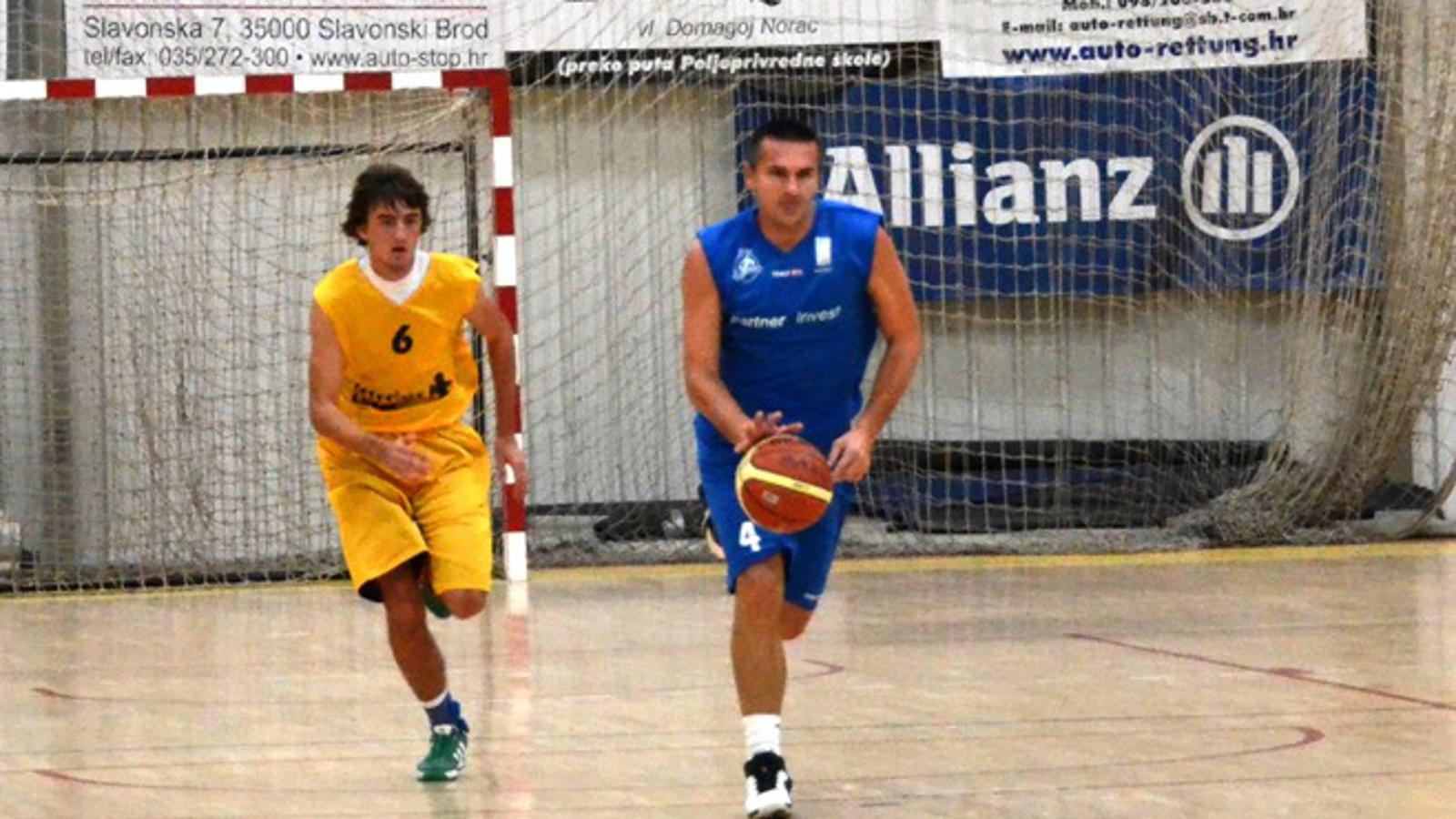 Igor Kovačević (plava majica) u derbiju kola ubacio je 19 koševa