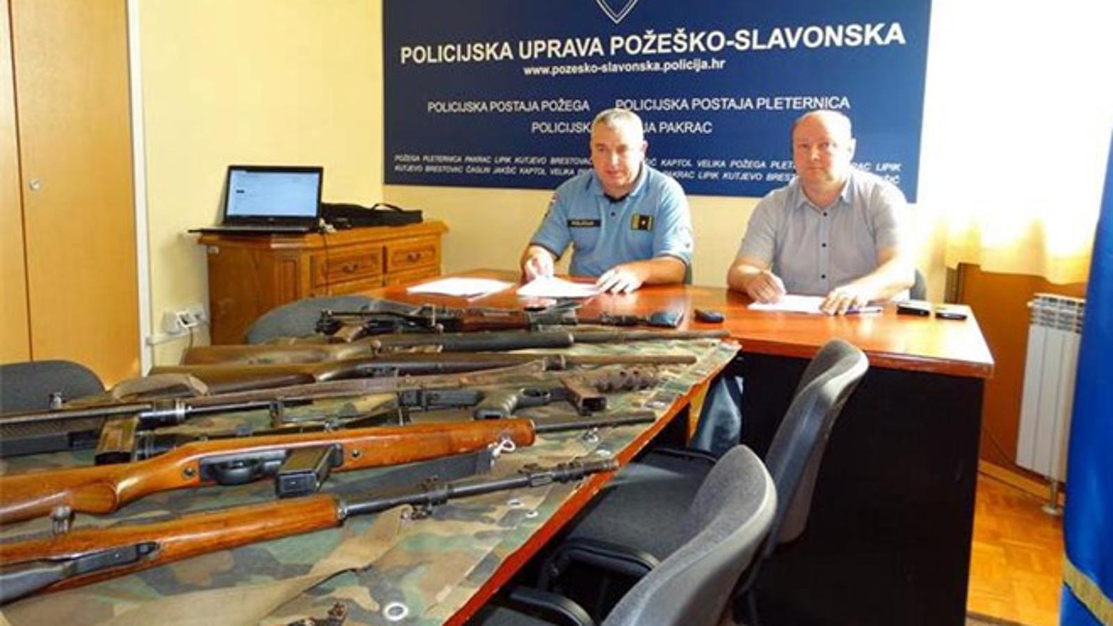 Izloženo oružje u sklopu akcije „Manje oružja, manje tragedija“ na današnjoj press konferenciji..
