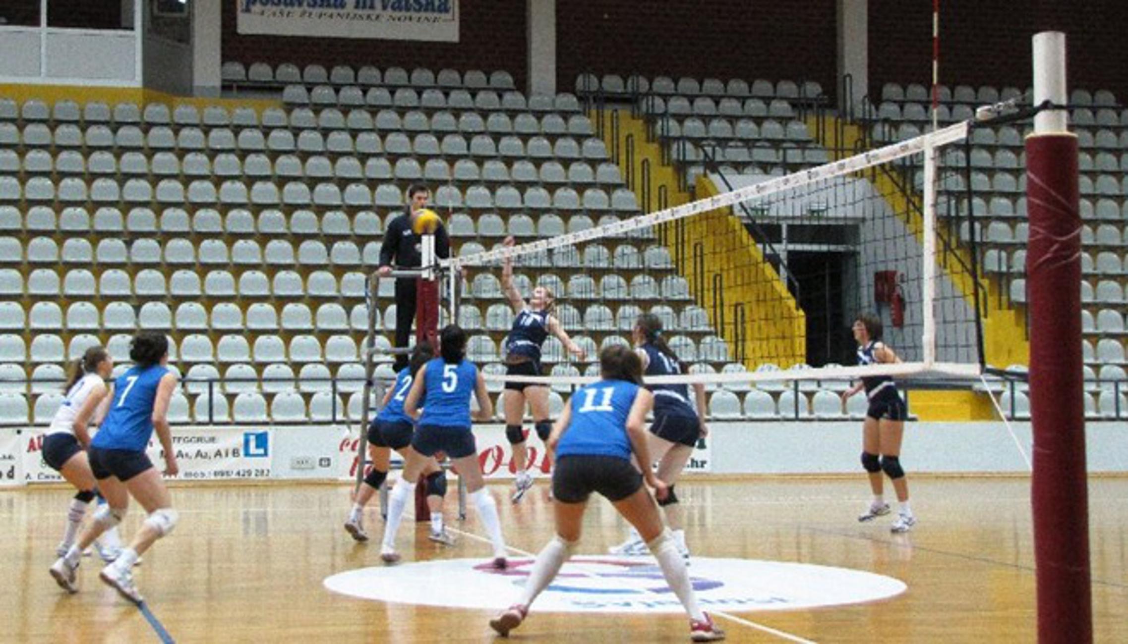 Odbojkašice Marsonije (tamno plave) u ovoj sezoni još ne znaju za radost pobjede