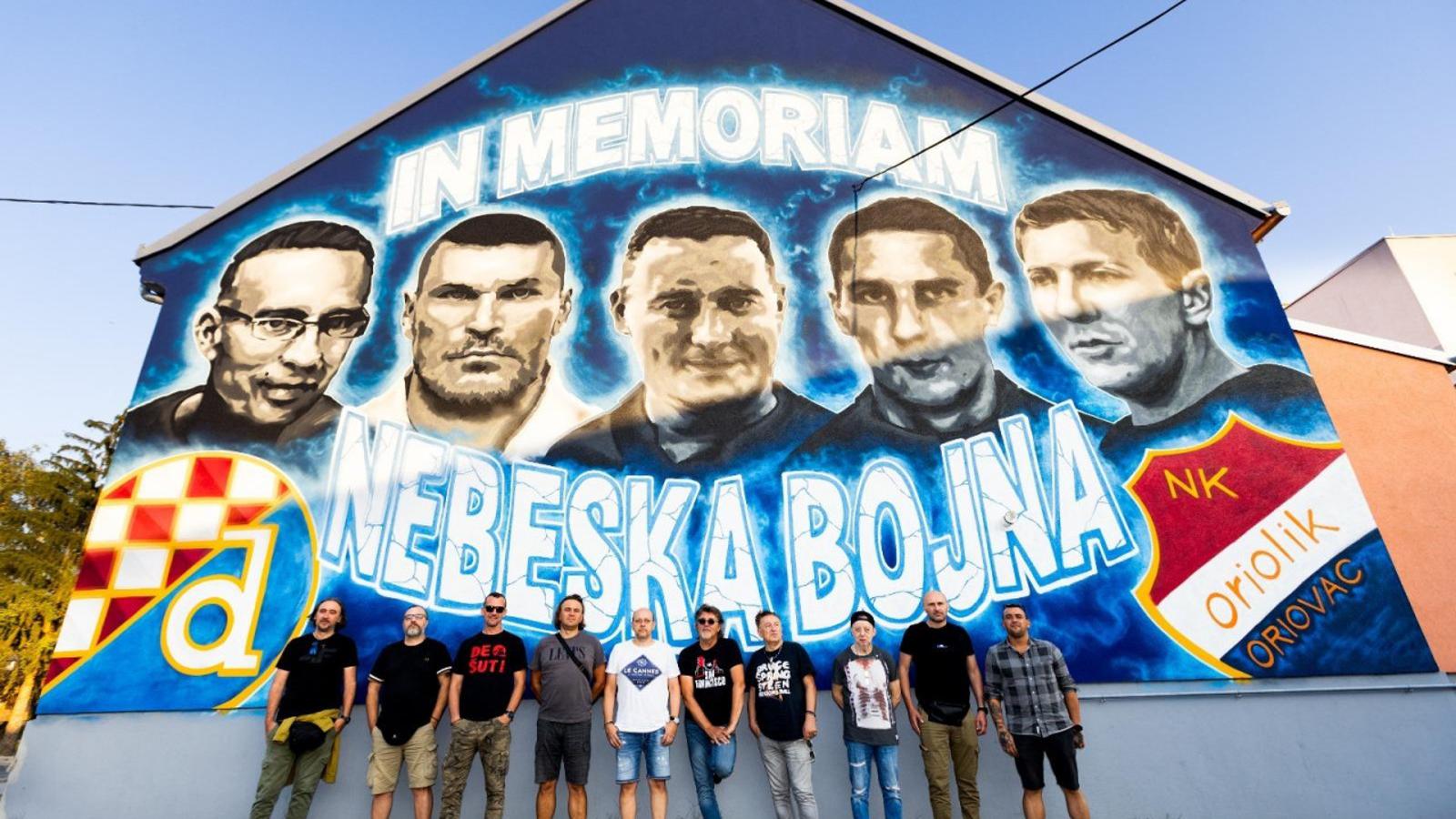 Predstavnici NK Oriolika i Prljavog kazališta ispred oriovačkog murala Nebeska bojna