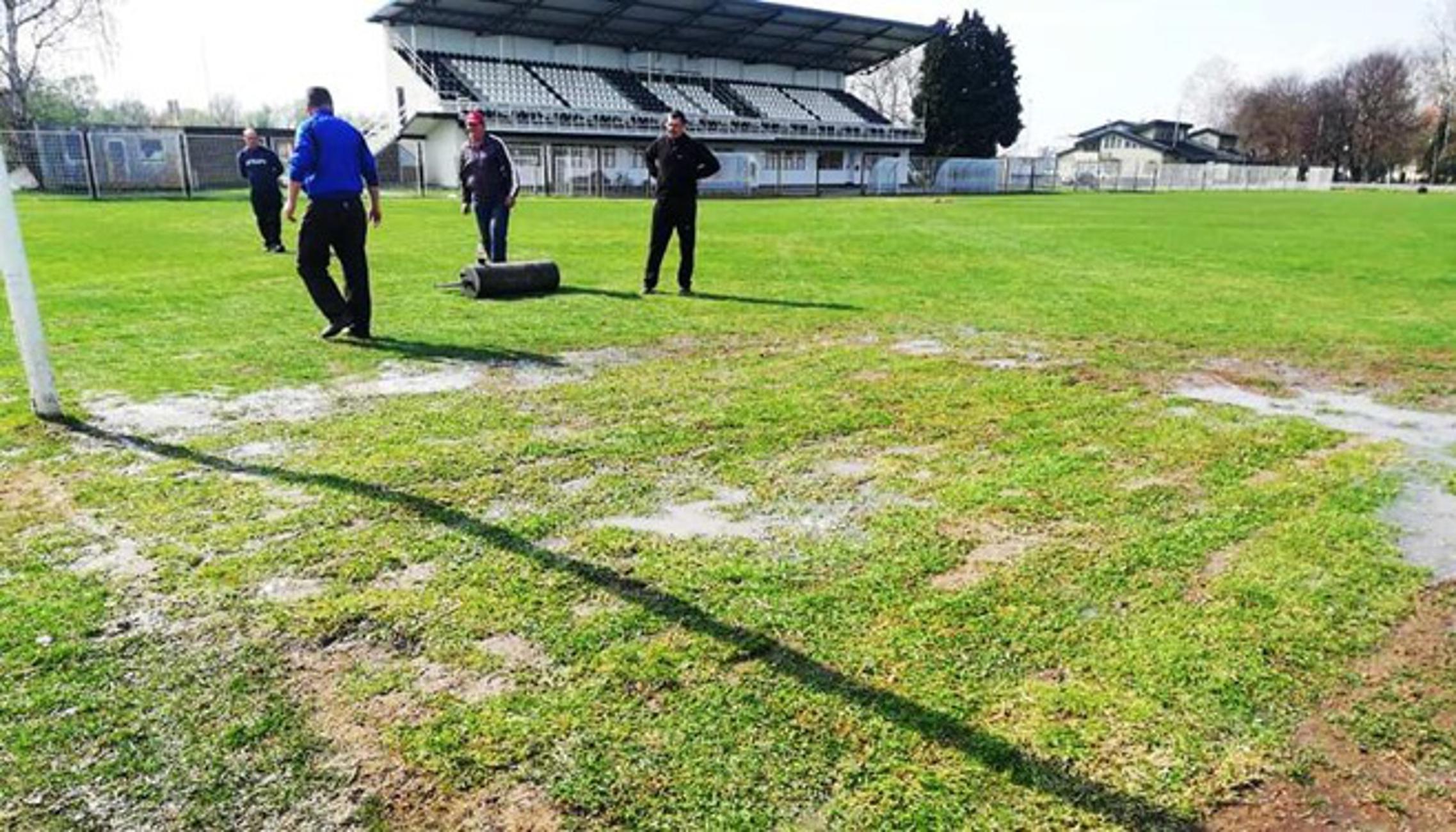 Dok igrači rade individualno, navijači Marsonije popravljaju travnjak stadiona uz Savu.