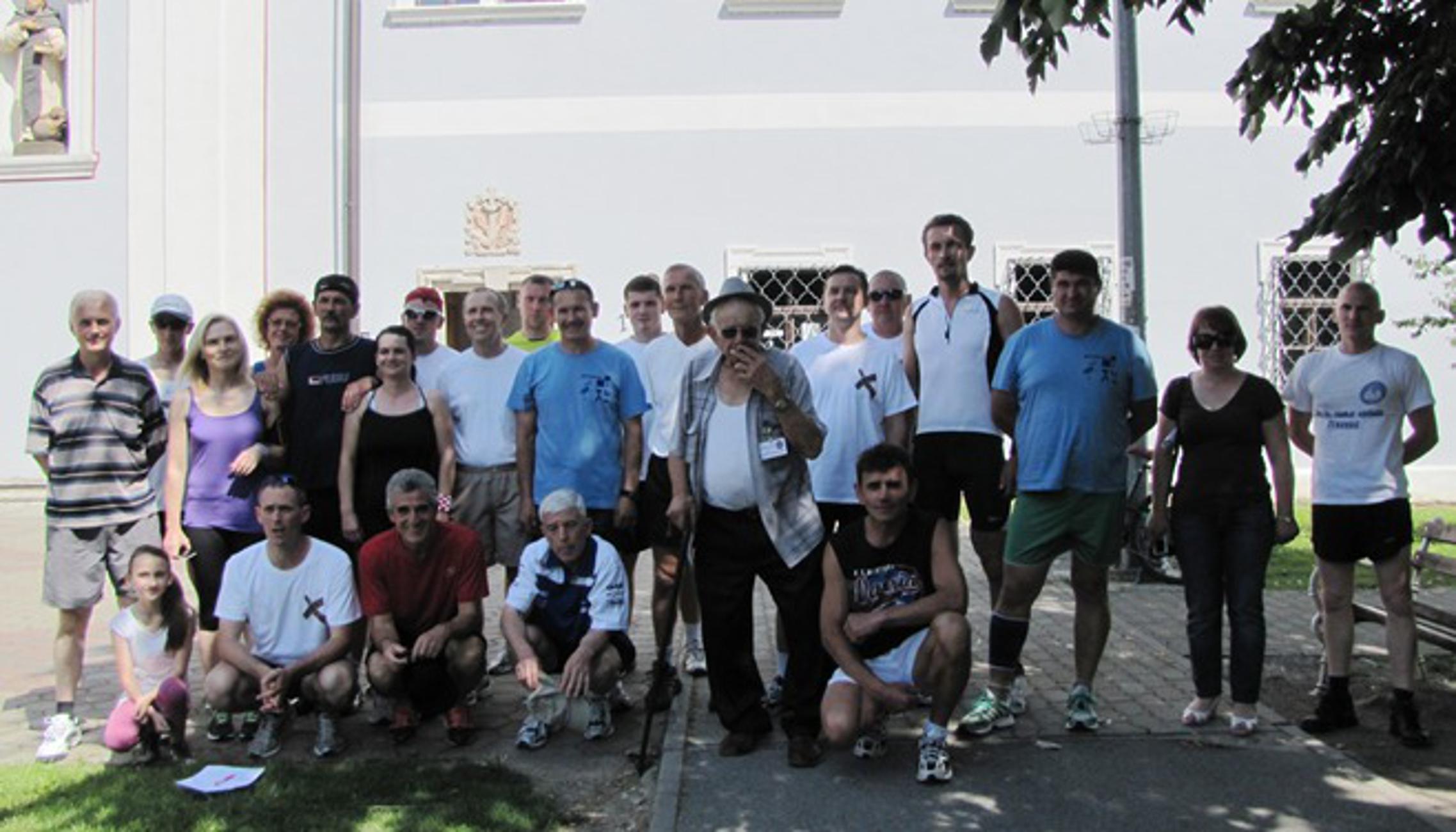 Sudionici maratona Slavonski Brod - Žeravac ispred Samostana u Slav.Brodu gdje je bio start