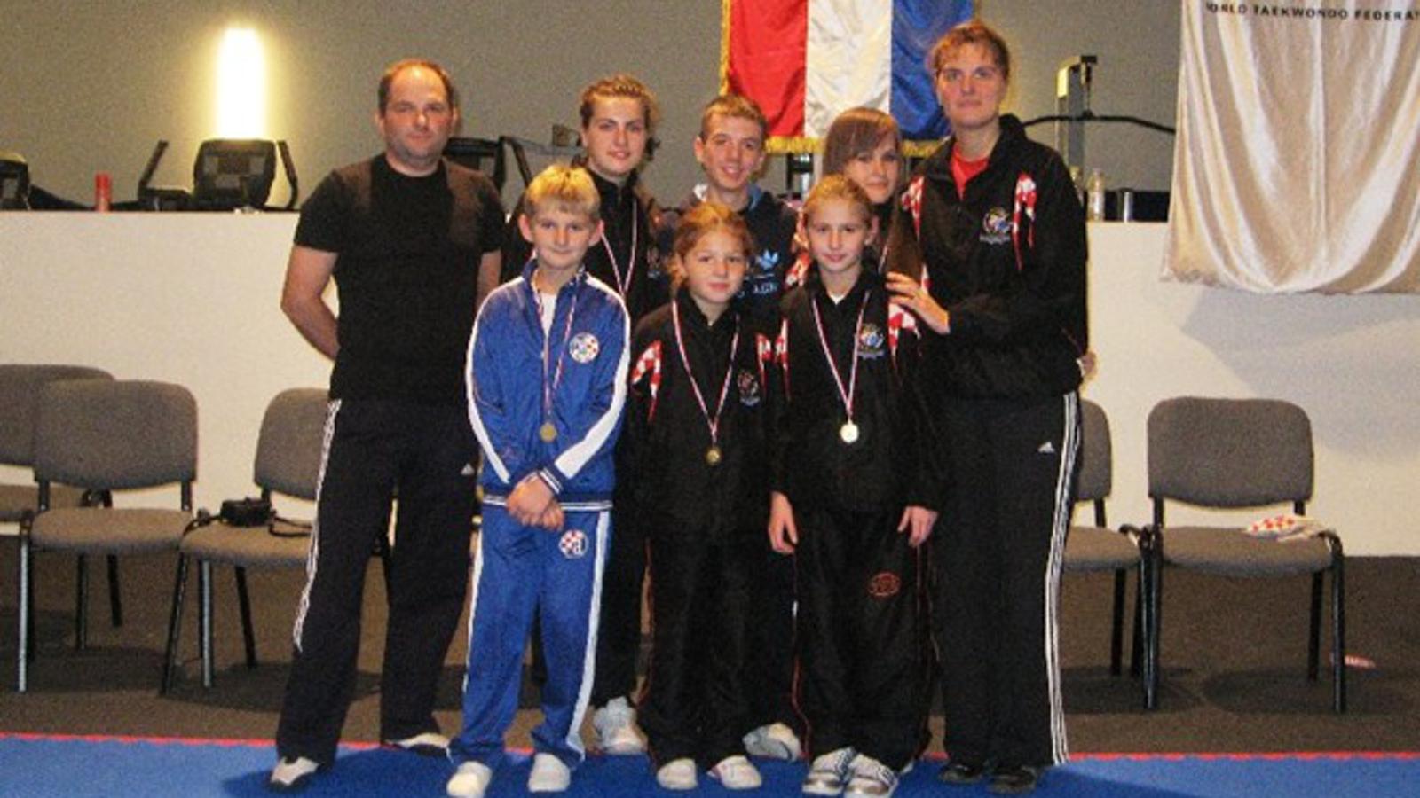 Taekwondo klub Brod prije nastupa u Skradinu