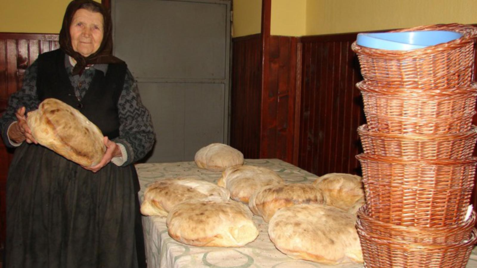 Baka Manda preko šest desetljeća peče domaći kruh u krušnoj peći 