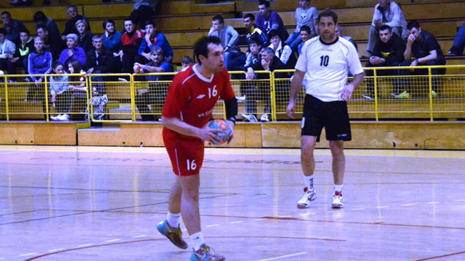 Emil Okružnik (crvena majica) zabio je Ivanskoj 12 golova