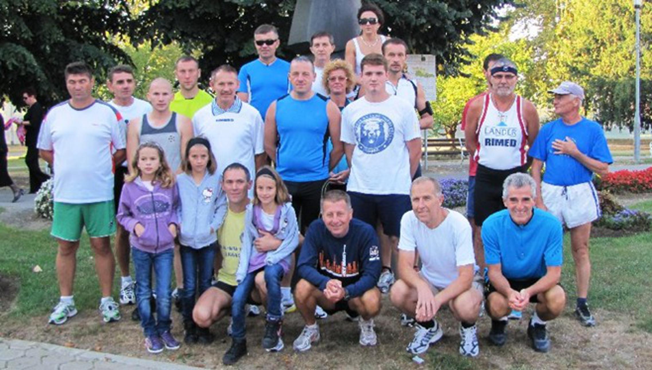 Brodski maratonci na startu ispred Samostana
