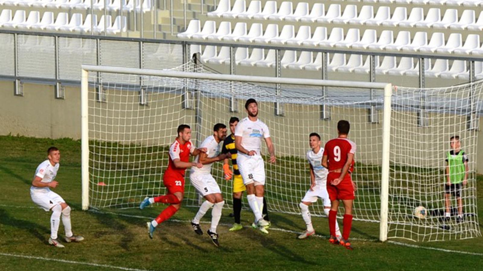 Filip Bungić (najviši u skoku) je u Pleternici postigao pobjedonosni gol za Marsu.